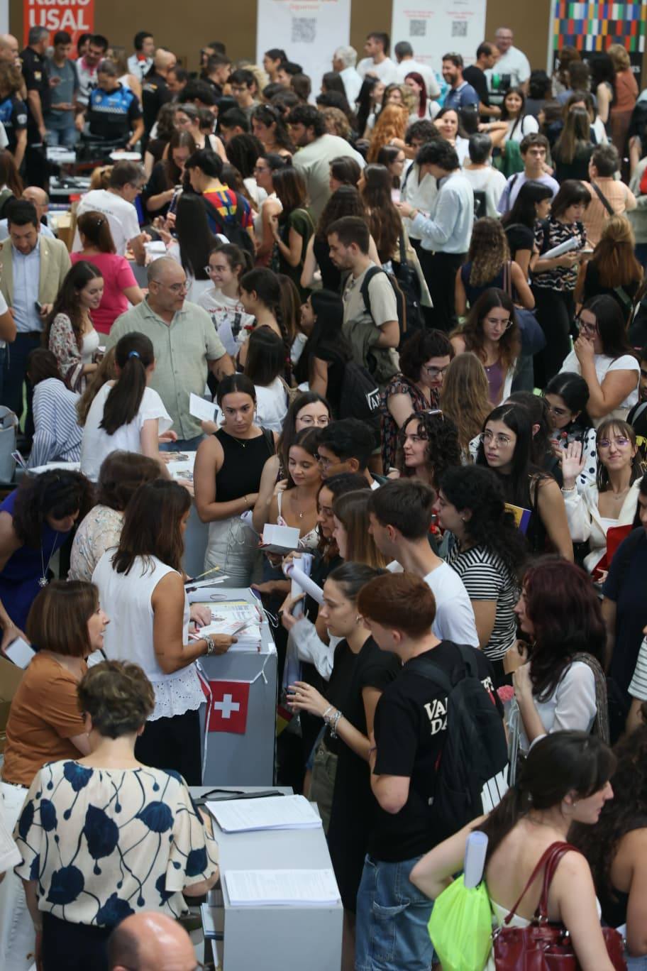 Pistoletazo de salida al curso: gran ambiente en la Feria de Bienvenida de la Universidad