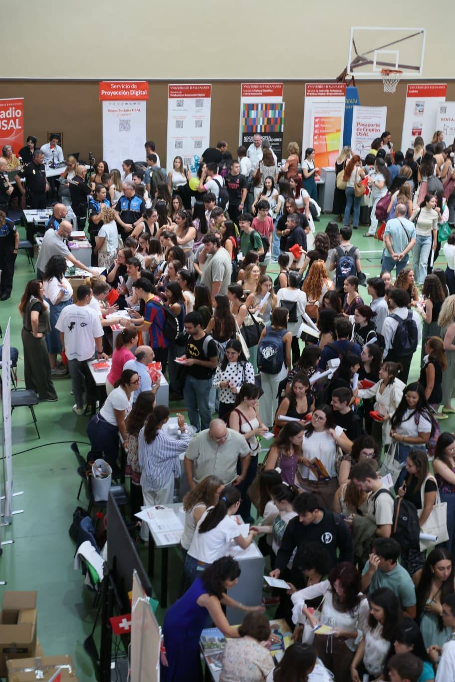 Pistoletazo de salida al curso: gran ambiente en la Feria de Bienvenida de la Universidad
