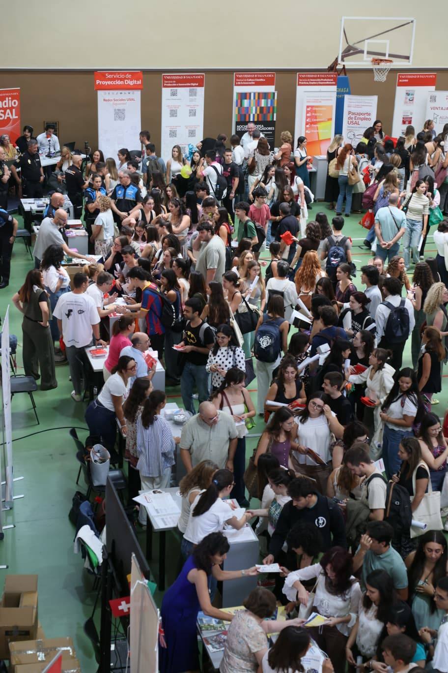 Pistoletazo de salida al curso: gran ambiente en la Feria de Bienvenida de la Universidad