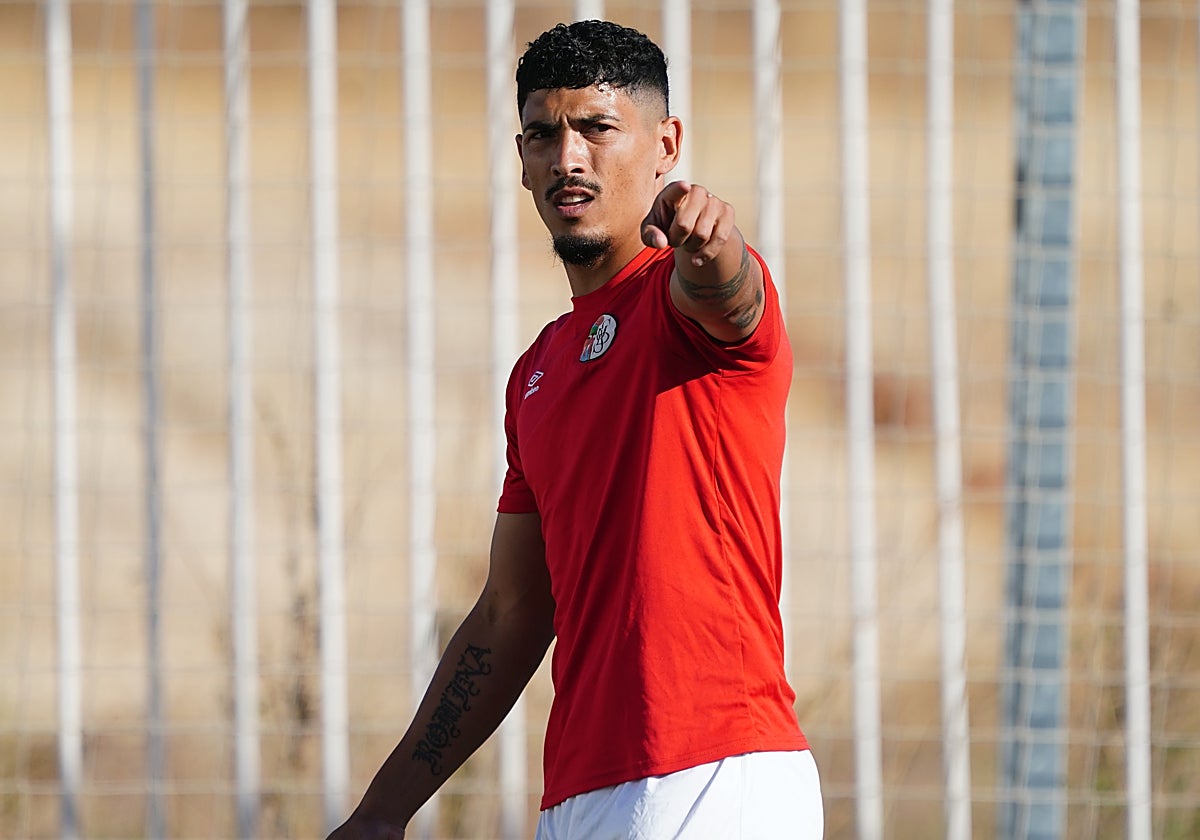Pablo Servetti señala con su mano izquierda en el entrenamiento de ayer en el Tori.