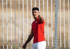 Pablo Servetti señala con su mano izquierda en el entrenamiento de ayer en el Tori.