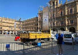 Desmontaje del escenario en la Plaza Mayor.