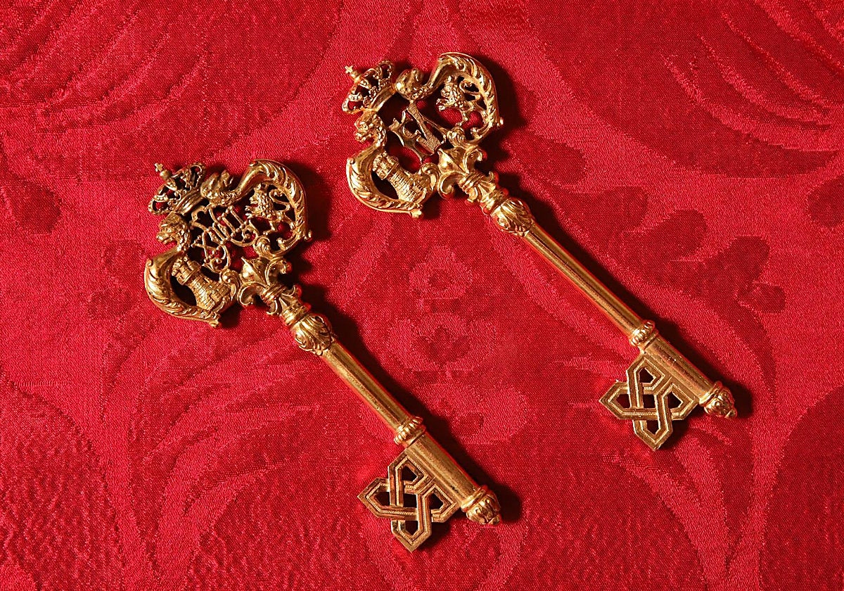 La llave real de Alfonso XIII junto a la nueva enviada a Felipe VI por la Orden del Carmelo.