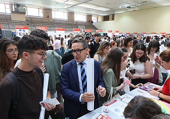 El rector, en la feria de bienvenida de la Universidad.