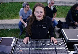 Sara Sánchez, junto a una tabla de sonido en un concierto de Ferias.
