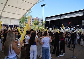 Los nuevos estudiantes de la Universidad Pontificia, celebrando el primer día de convivencia.