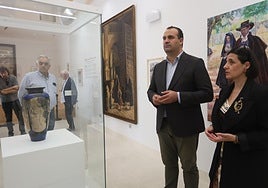 El diputado, David Mingo, junto a la comisaria, Beatríz Sánchez.