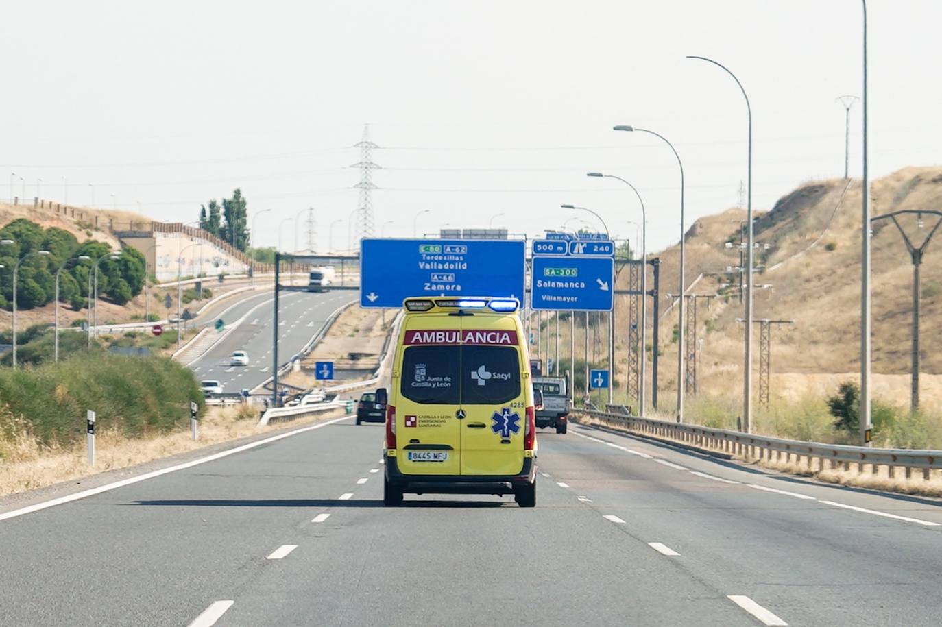 Una ambulancia en carretera en una foto de archivo.