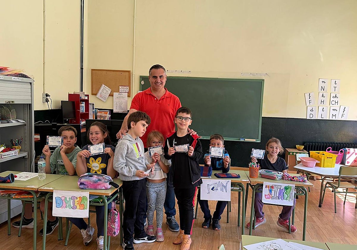 Entrega del cheque a los escolares de San Esteban.