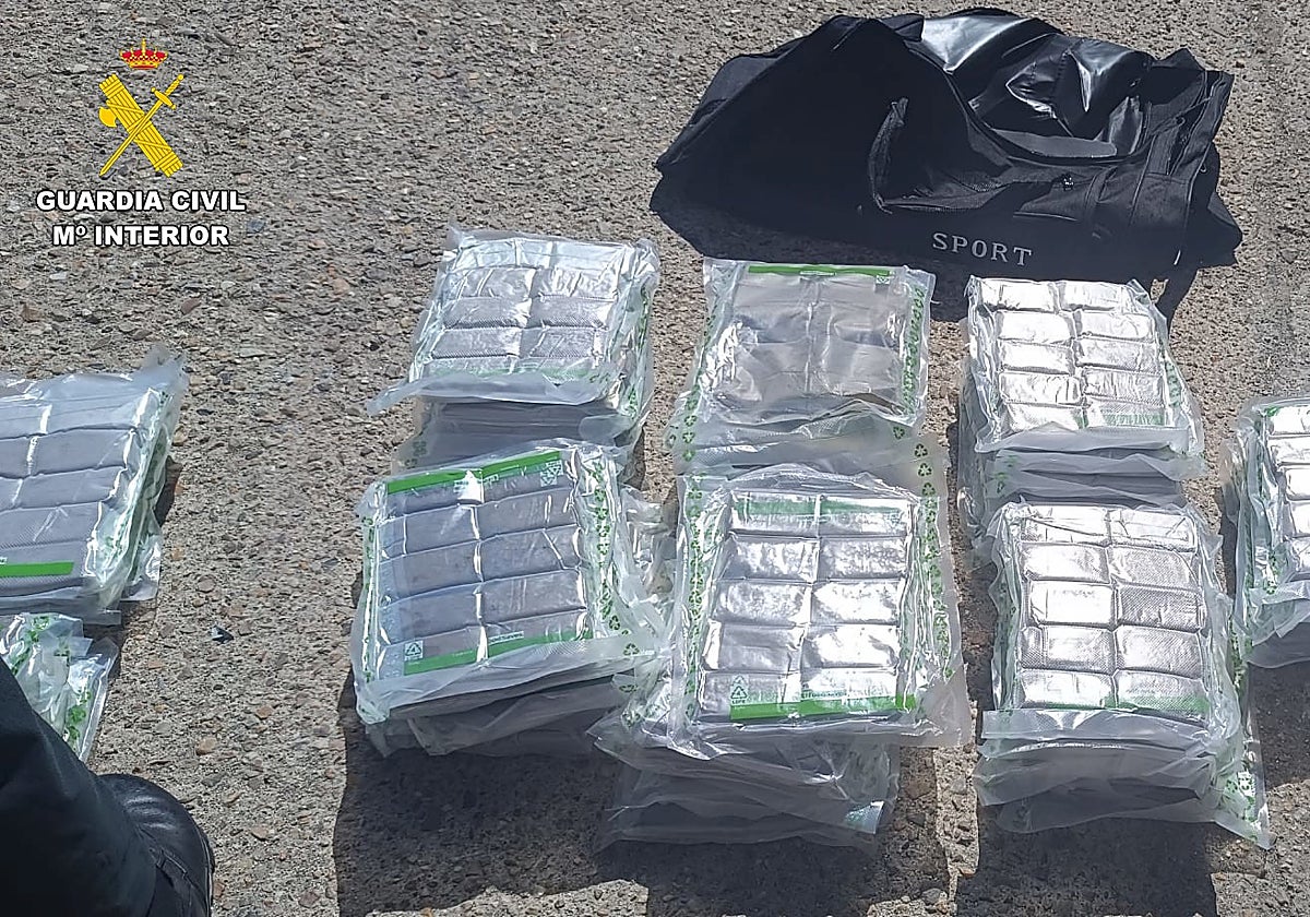 Imagen del alijo inervenido facilitada por los agentes.