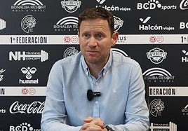 Mario Simón en una rueda de prensa con el Intercity.