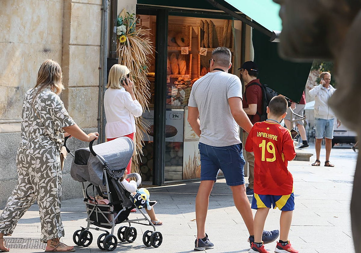 Un familia con hijos paseando por el centro de la ciudad.