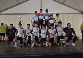 Eneko Ruedas y el resto de componentes del Caja Rural de Salamanca, tras ganar la Vuelta a Álava.