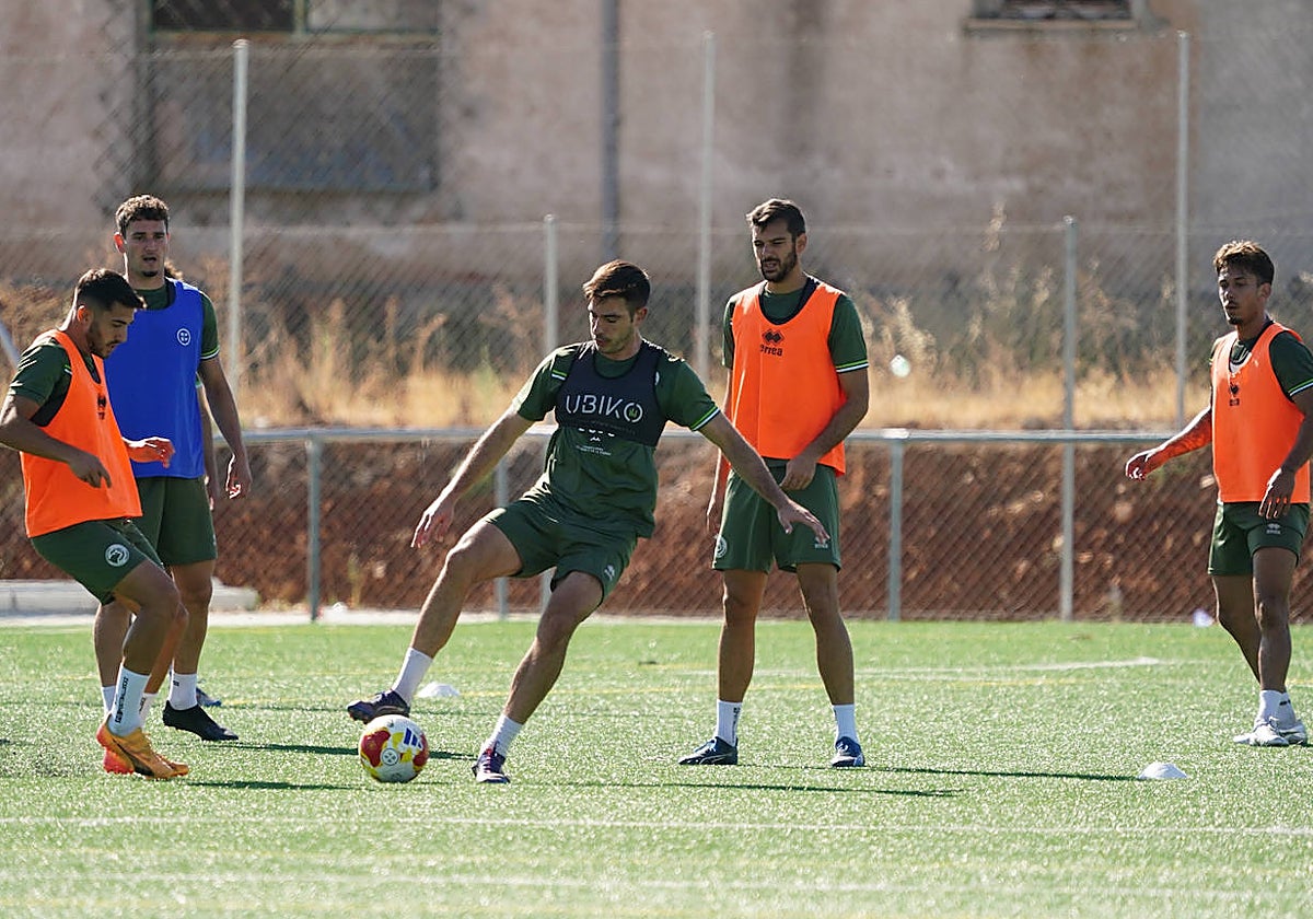 Los jugadores de Unionistas se ejercitan en una sesión de entrenamiento.