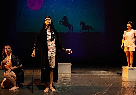 Carmen Calleja, Javier López y Silvia Pelayo, en un momento de la representación 'Columpios Descalzos. Una panorámica del suicidio', de Turneo Teatro.
