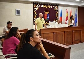 Parte del equipo de Gobierno de Villares de la Reina escuchando a los vecinos tras finalizar el pleno.