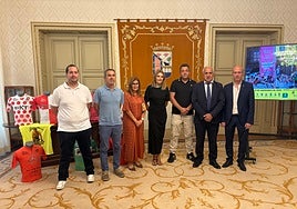 Organizadores y representantes de las instituciones, junto a los maillots de la Vuelta a Salamanca.