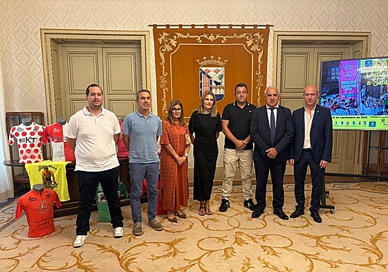 Organizadores y representantes de las instituciones, junto a los maillots de la Vuelta a Salamanca.