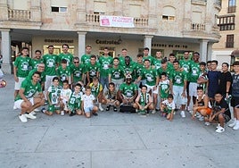 El Guijuelo presentó la nueva camiseta en la Plaza Mayor de Guijuelo