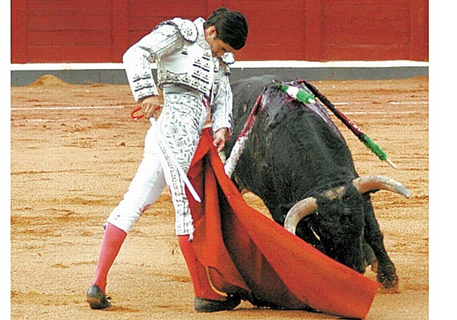 Inspirada trincherilla del diestro cigarrero a uno de los toros de El Pilar en 2005.