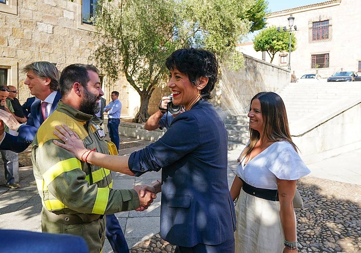 La ministra Elma Saiz durante su reunión con los bomberos forestales en Salamanca.