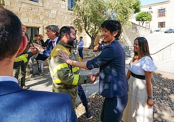 La ministra Elma Saiz durante su reunión con los bomberos forestales en Salamanca.