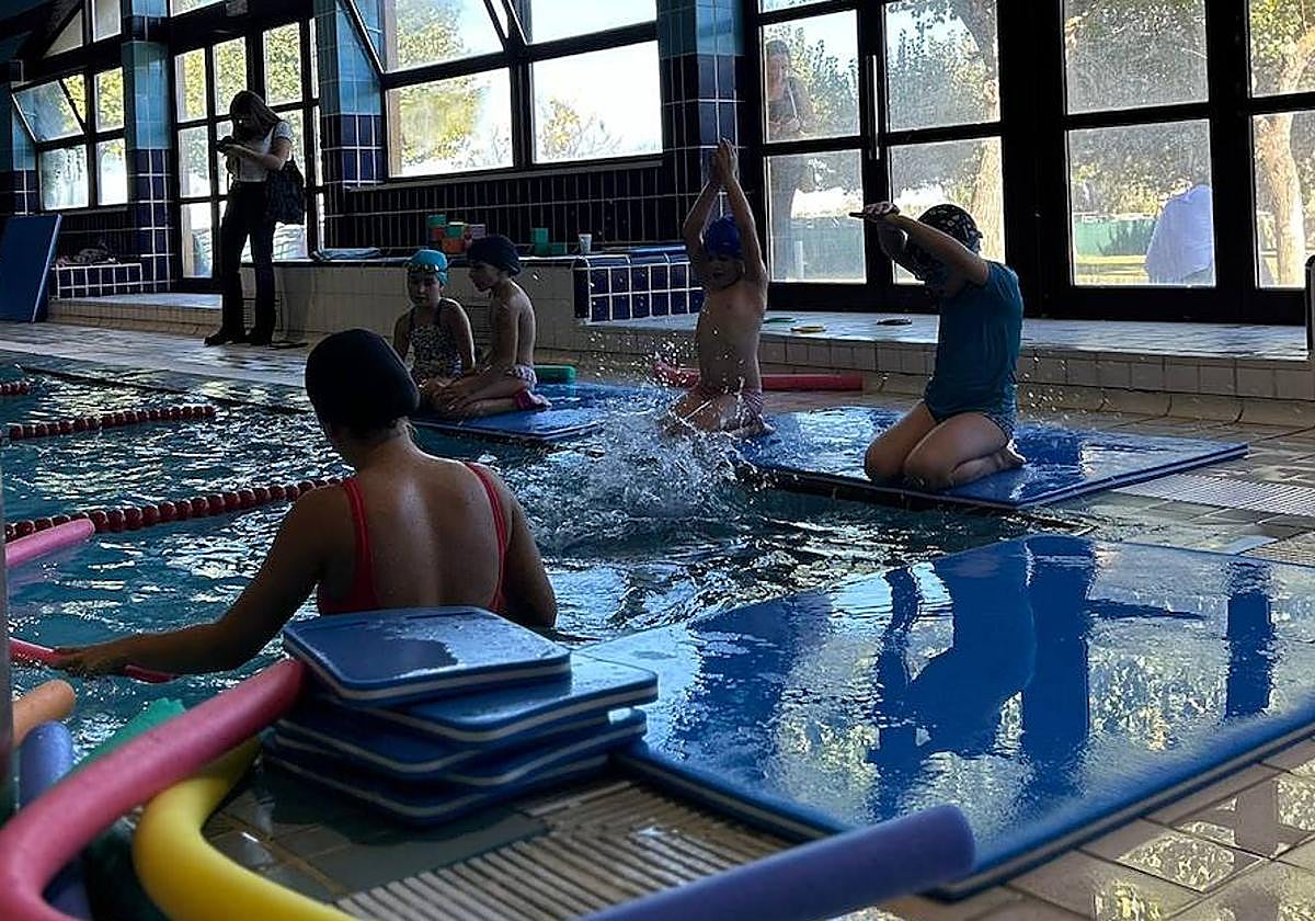 Un grupo de alumnos en la piscina climatizada de las instalaciones.