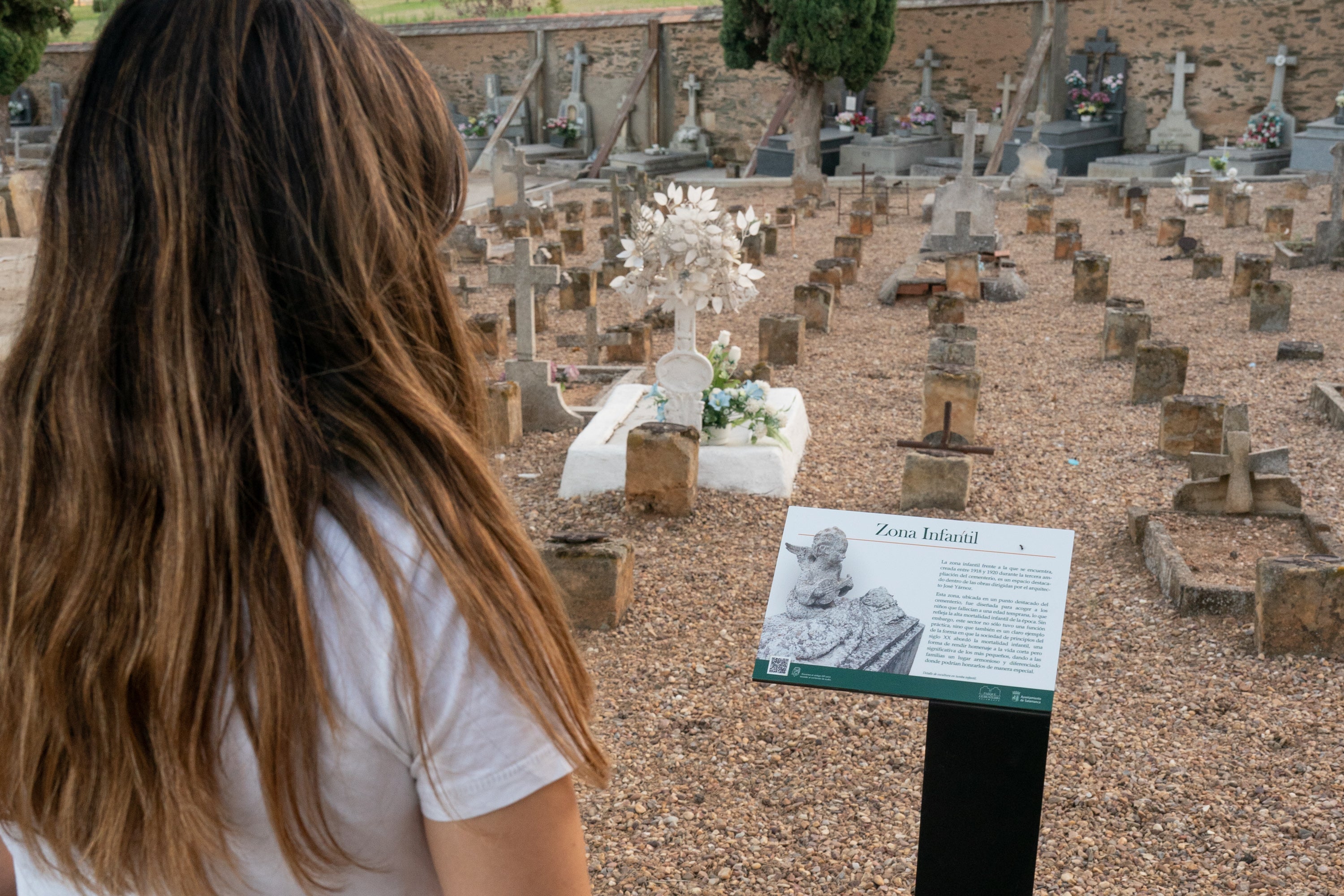 Imagen secundaria 1 - 1) El médico y ministro con la República Filiberto tiene una historia curiosa. Cuidó de los pobres y en agradecimiento siempre reposa sobre su tumba un clave rojo y fresco. 2) El recorrido por el cementerio pasa por la zona infantil, creada entre los años 1918 y 1920 en un espacio destacado para honrar la memoria de estos pequeños que fallecían a tan temprana edad. 3) También es parada obligatoria la tumba de Venancio Gombau, fotógrafo español de finales del siglo XIX que legó una gran colección fotográfica de Salamanca.