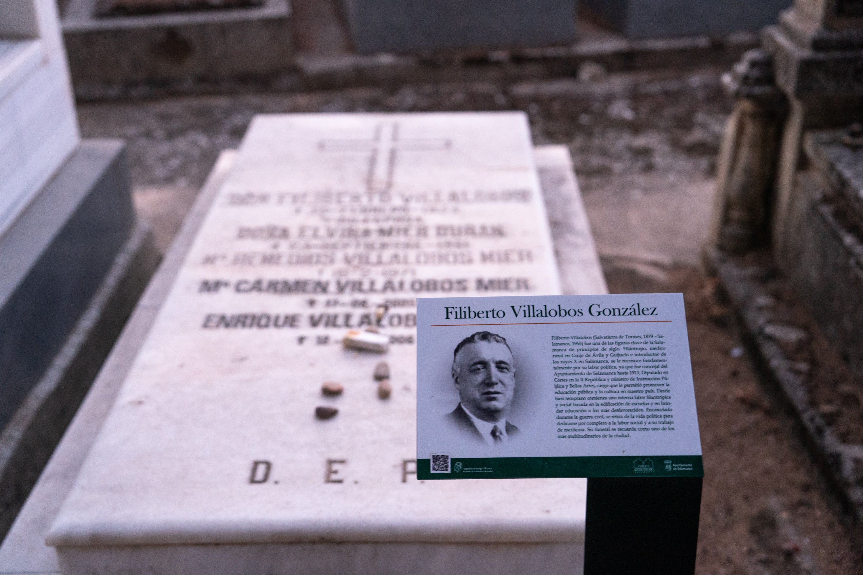 Imagen principal - 1) El médico y ministro con la República Filiberto tiene una historia curiosa. Cuidó de los pobres y en agradecimiento siempre reposa sobre su tumba un clave rojo y fresco. 2) El recorrido por el cementerio pasa por la zona infantil, creada entre los años 1918 y 1920 en un espacio destacado para honrar la memoria de estos pequeños que fallecían a tan temprana edad. 3) También es parada obligatoria la tumba de Venancio Gombau, fotógrafo español de finales del siglo XIX que legó una gran colección fotográfica de Salamanca.