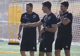 Mario Simón (izquierda), junto a sus dos asistentes Borja Gómez (centro) y Ángel David Fernández-Hijicos (derecha).