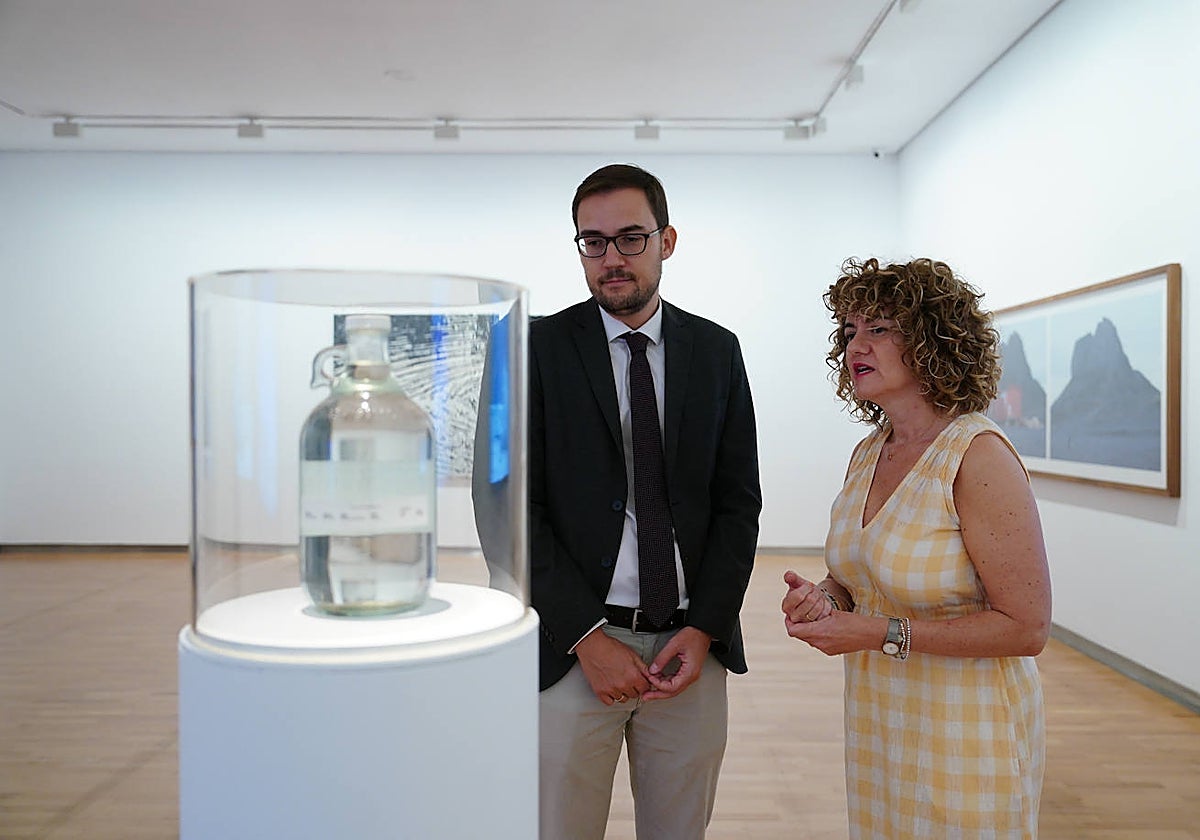 El concejal de Cultura, Ángel Fernández, y la comisaria, María Ríos, observan la obra 'Portikus water'.