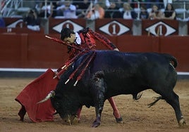 Derechazo de Marco Pérez a Volador, el sexto de García Jiménez, al que le cortó las dos orejas.