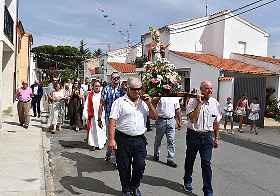 Vecinos de Nuevo Francos, durante la procesión.