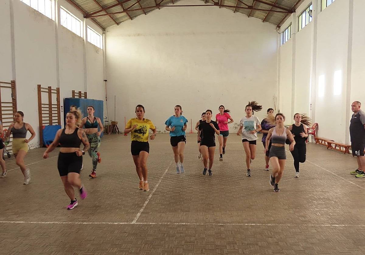 Personas entrenando en el pabellón del Polideportivo de Peñaranda de Bracamonte.