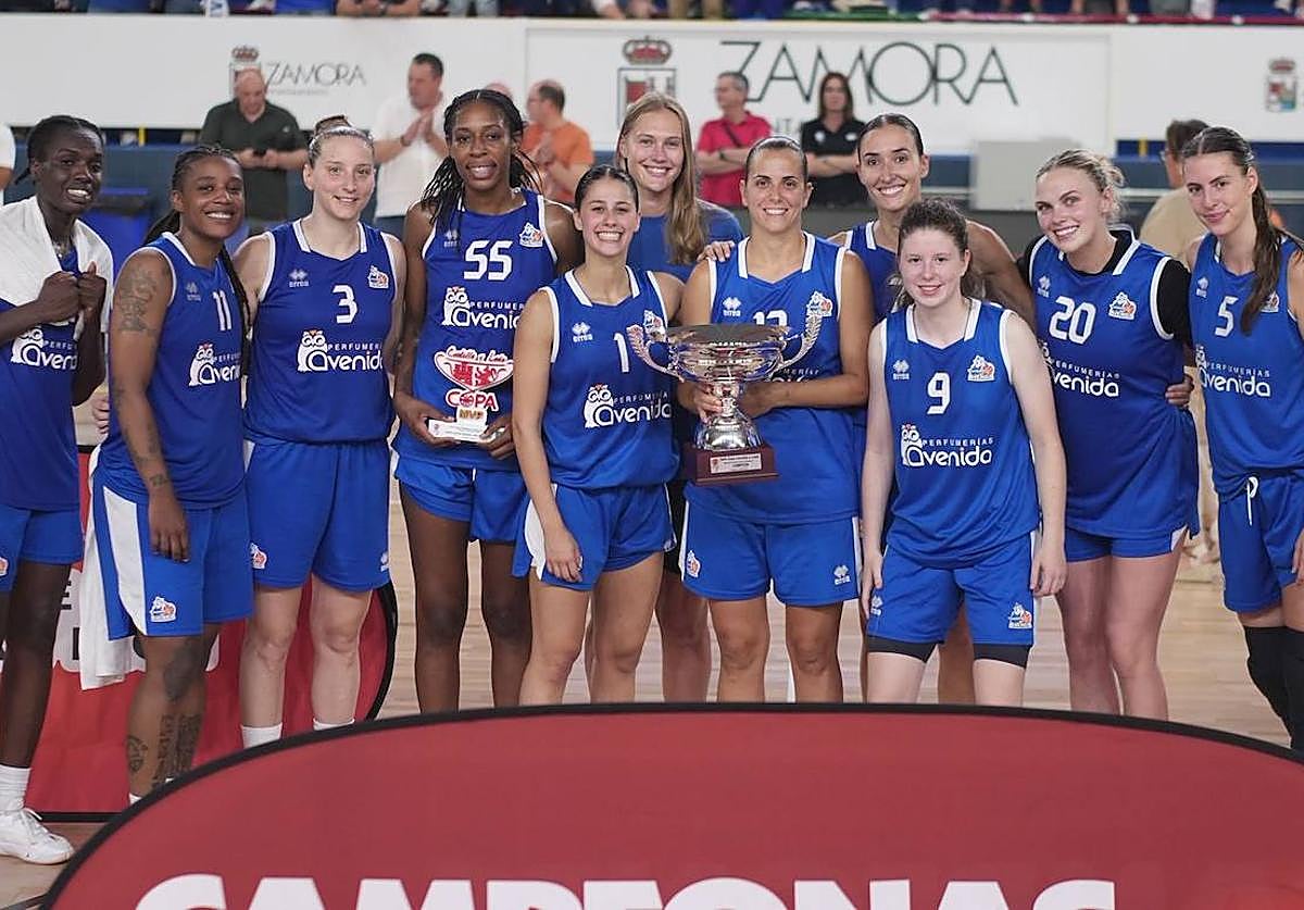 Las jugadoras del Perfumerías Avenida, con el trofeo.