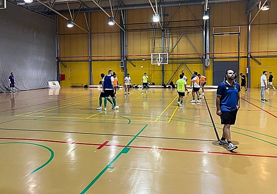 El Albense realiza los ejercicios de calentamiento antes de afrontar la cita de Copa del Rey ante el Colegio Cardenal Spinola Chamartín.