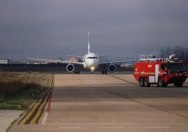 Un avión maniobra en el aeropuerto.