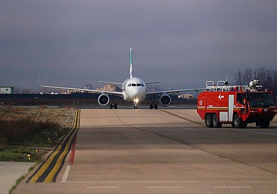 Un avión maniobra en el aeropuerto.