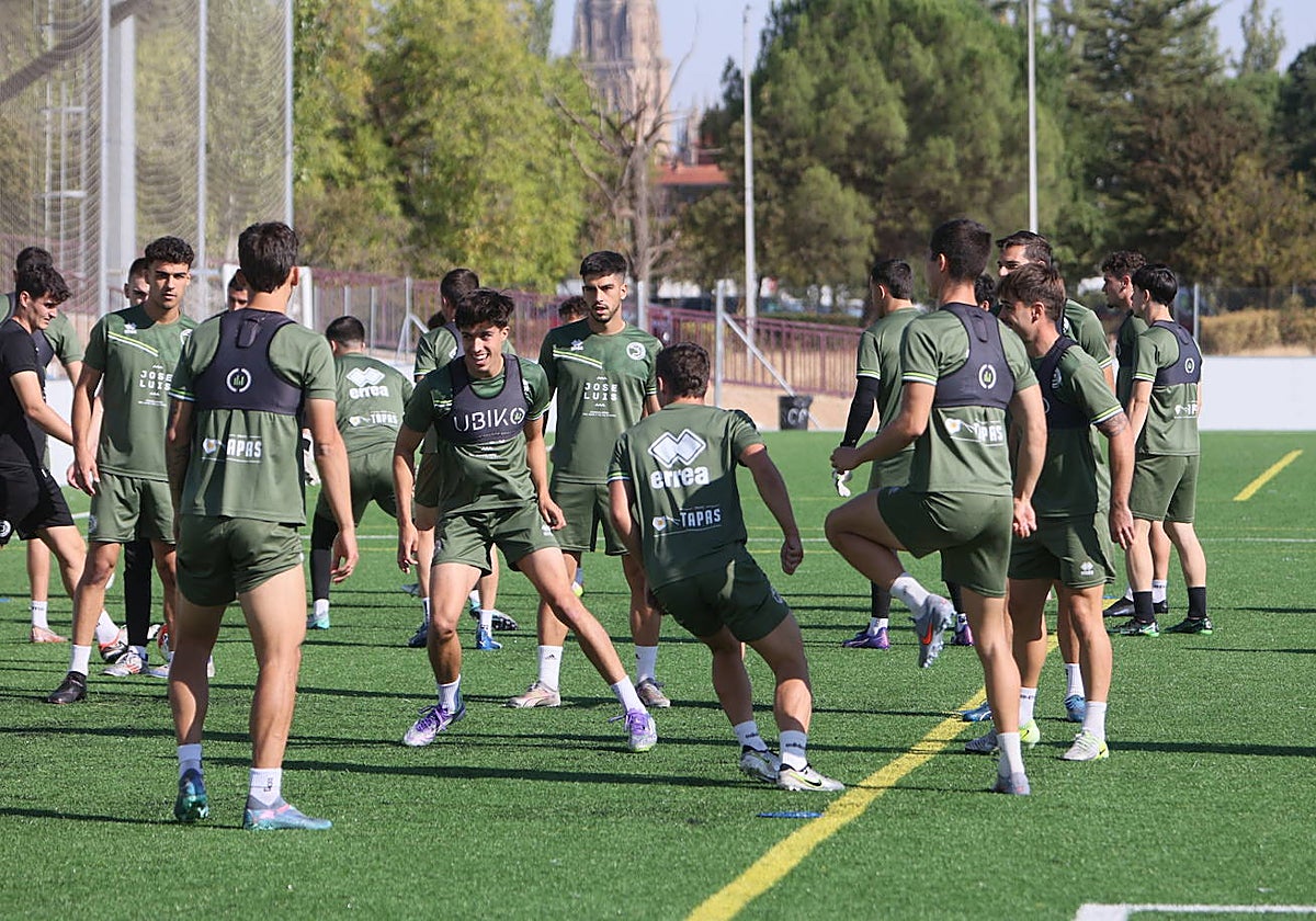 Los jugadores de Unionistas se ejercitan en el anexo al Reina Sofía.