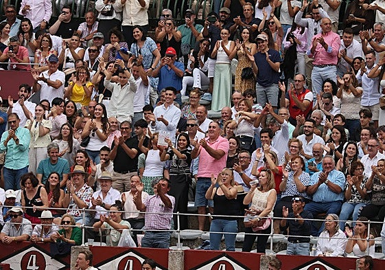 Aficionados, animando en el tendido 4.