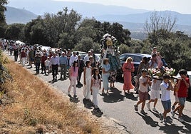 Imagen de la procesión de la Virgen del Carrascal, que ha cambiado el recorrido por la instalación de la plaza de toros en el recinto de la ermita.