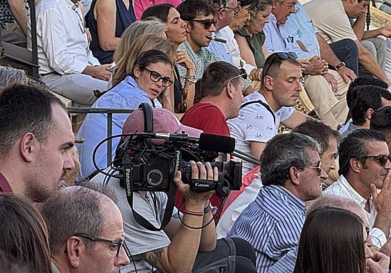 Cámara de televisión, en los tendidos de una plaza de toros.