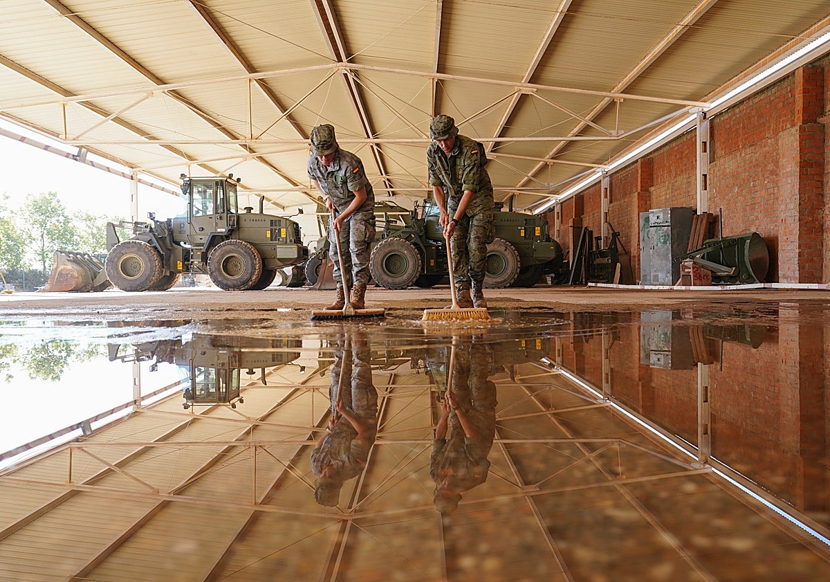 Imagen principal - 1 - Varios militares trabajan en el campo de maniobras de Los Montalvos. 2 - Gómez Gámez, dentro de una de las excavadoras. 3 - Maquinaria pesada, en el campo de maniobras.