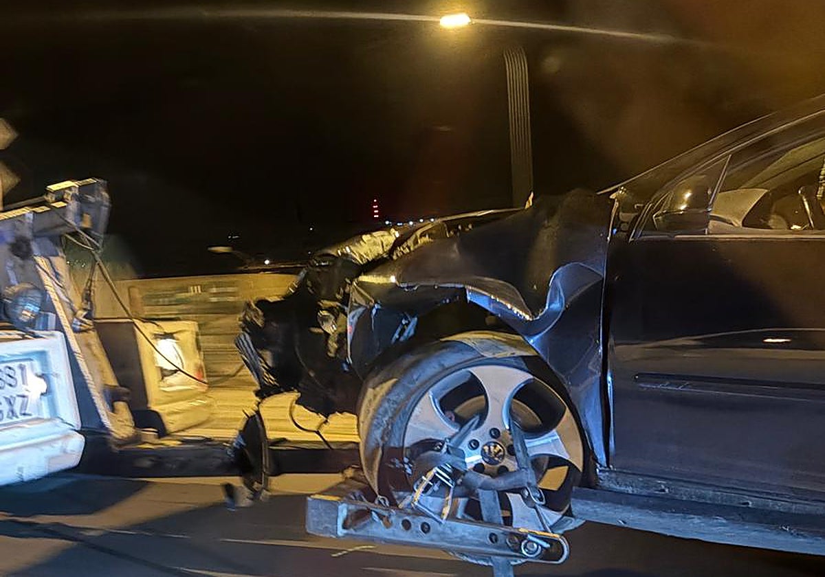 Imagen del turismo siniestrado, encima de la grúa municipal.