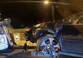 Imagen del turismo siniestrado, encima de la grúa municipal.