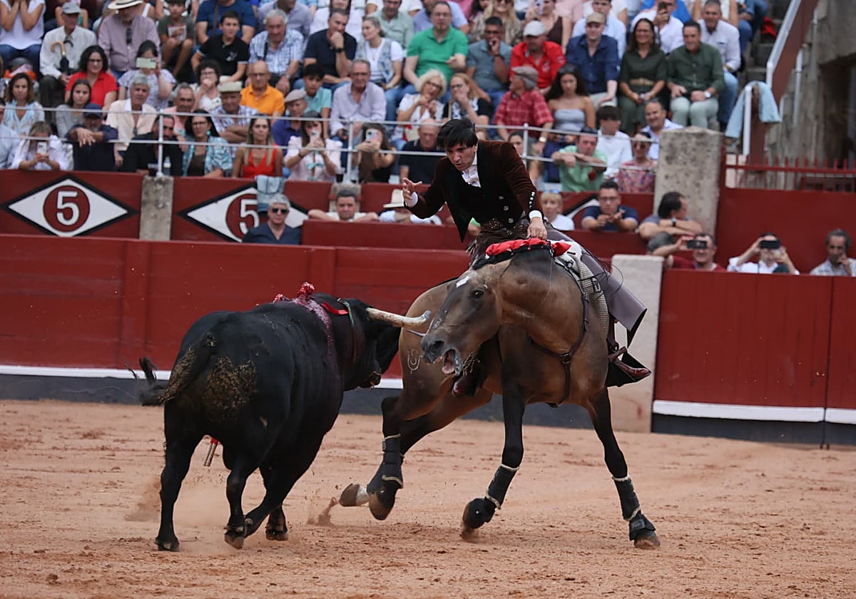 Diego Ventura, toreando sin cabezada, a lomos de Bronce al único toro que mató por la suspensión del festejo.