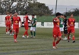 Los jugadores del Guijuelo y el Santa Marta, abandonando el campo al término del partido.