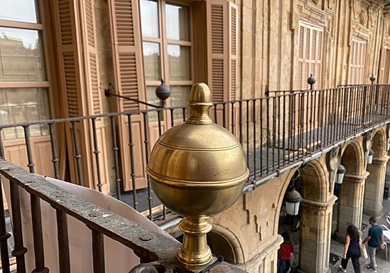 Pomo abrillantado y limpio en un tramo de los balcones de la Casa Consistorial frente a otros que faltan por pulir.