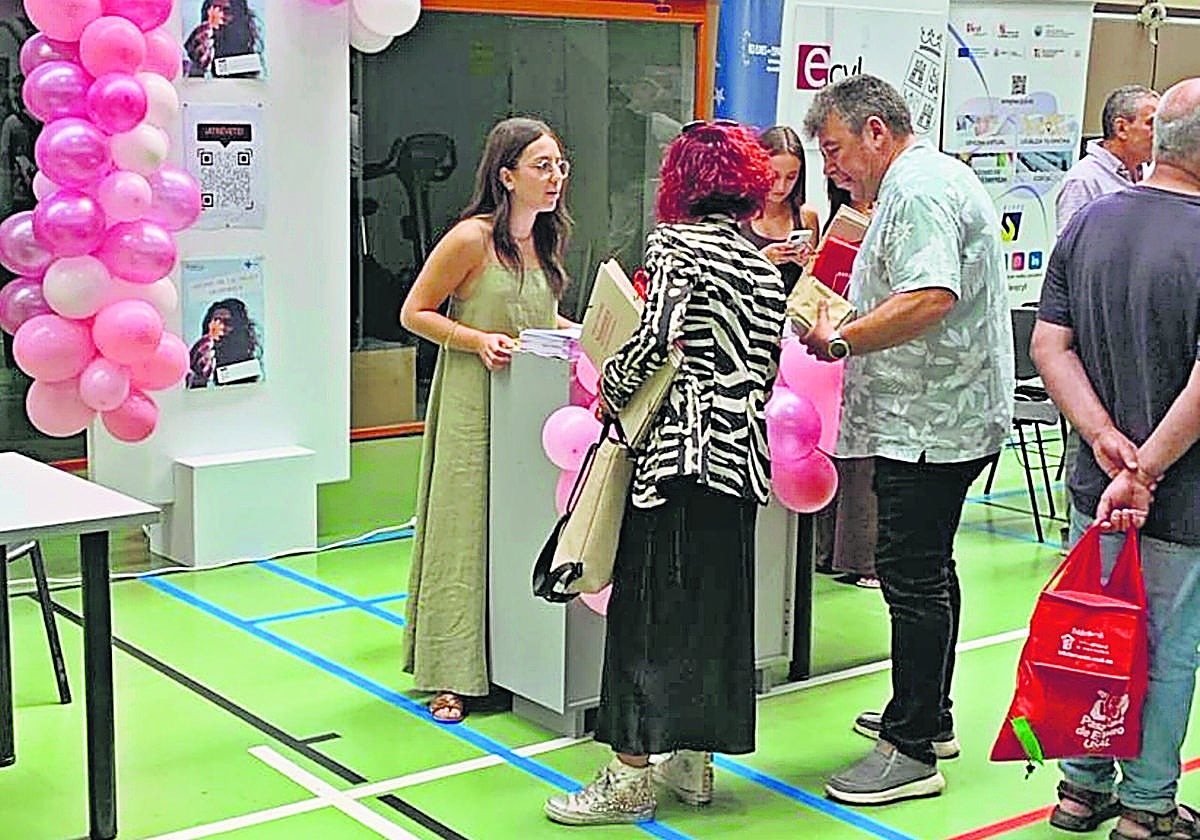 Punto de información que la Gerencia de Atención Primaria de Salamanca instaló en la Feria de Bienvenida de la Universidad.
