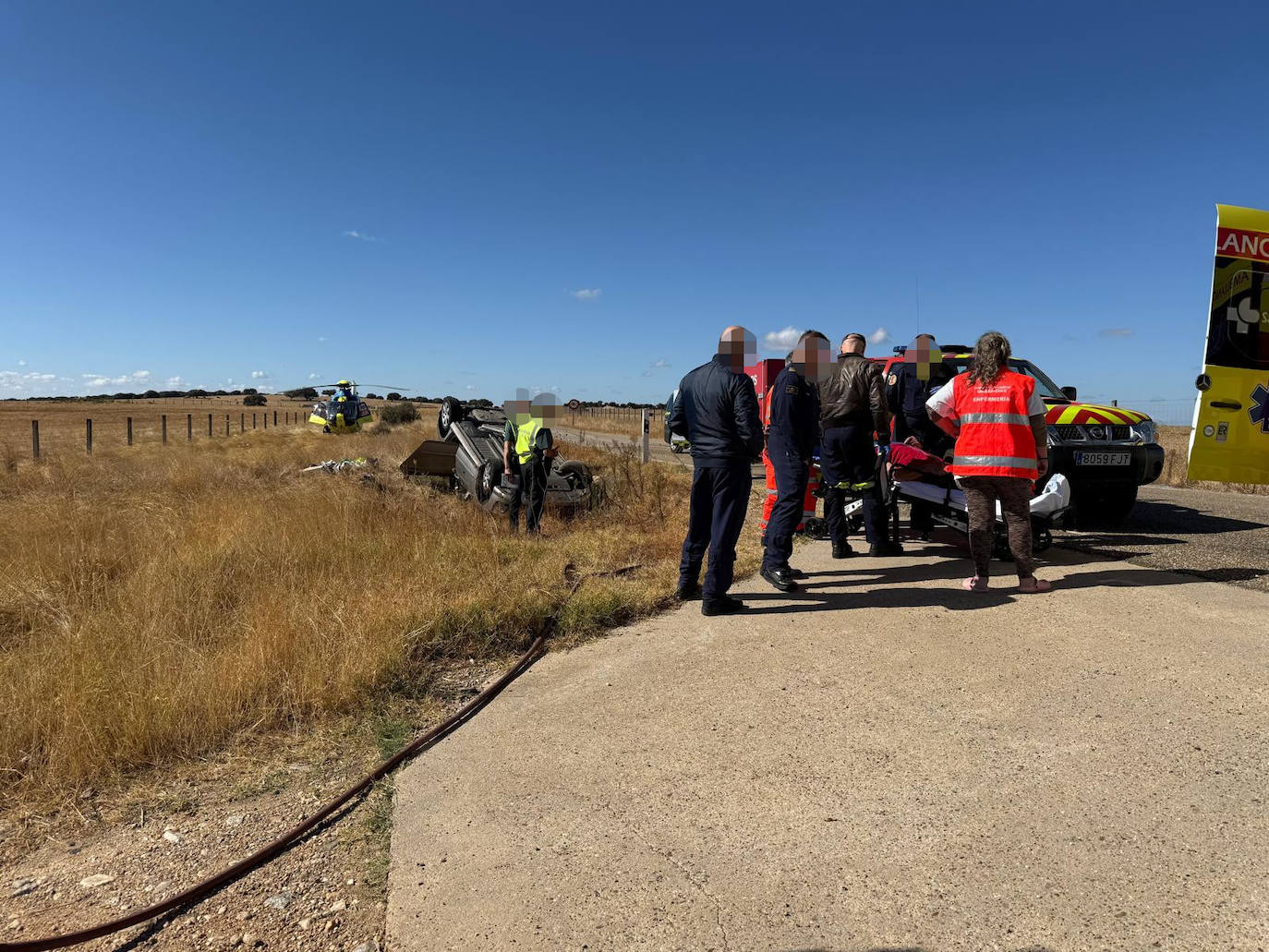 Efectivos sanitarios y Bomberos, en el lugar del accidente.